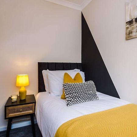 Cheerful 3 Bedroom Home With Parking Near Chester Saughall Екстер'єр фото