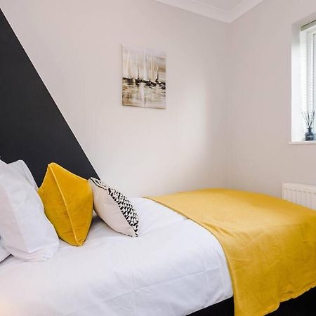 Cheerful 3 Bedroom Home With Parking Near Chester Saughall Екстер'єр фото