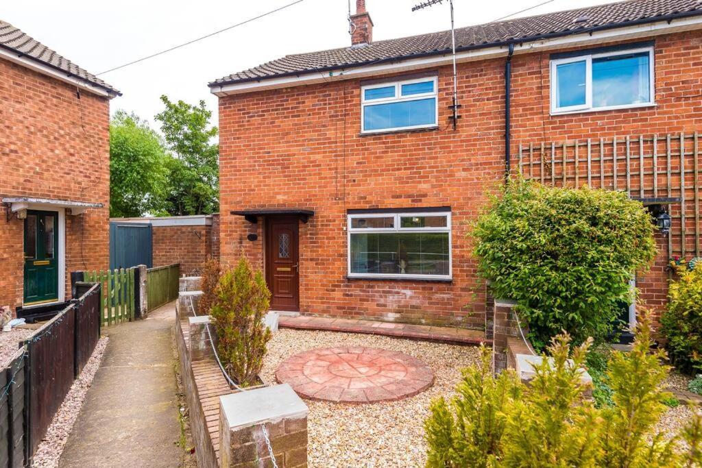 Cheerful 3 Bedroom Home With Parking Near Chester Saughall Екстер'єр фото