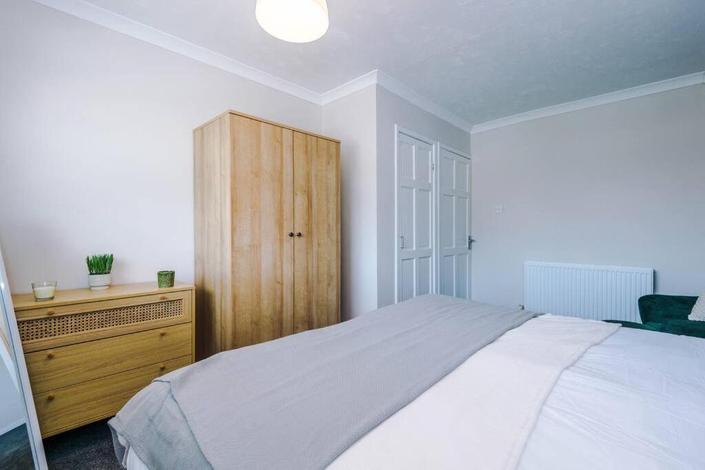 Cheerful 3 Bedroom Home With Parking Near Chester Saughall Екстер'єр фото
