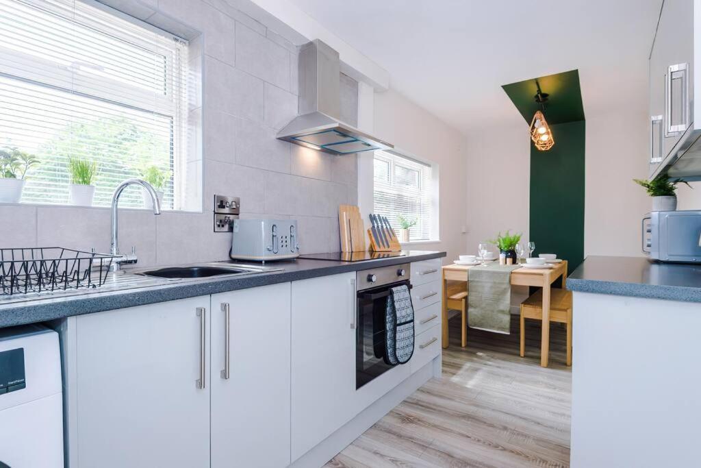 Cheerful 3 Bedroom Home With Parking Near Chester Saughall Екстер'єр фото