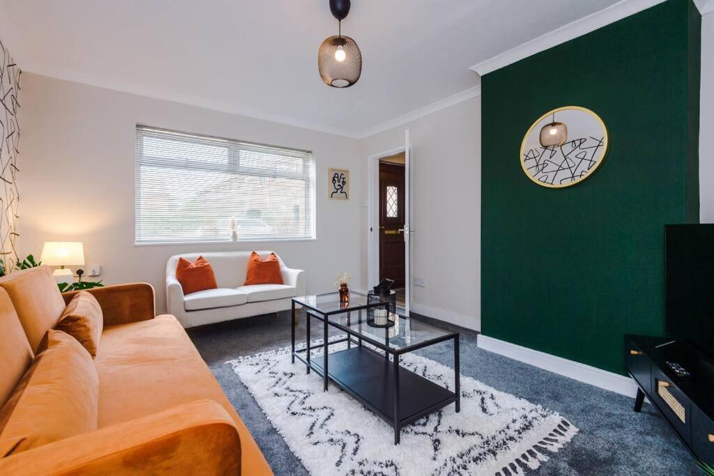 Cheerful 3 Bedroom Home With Parking Near Chester Saughall Екстер'єр фото