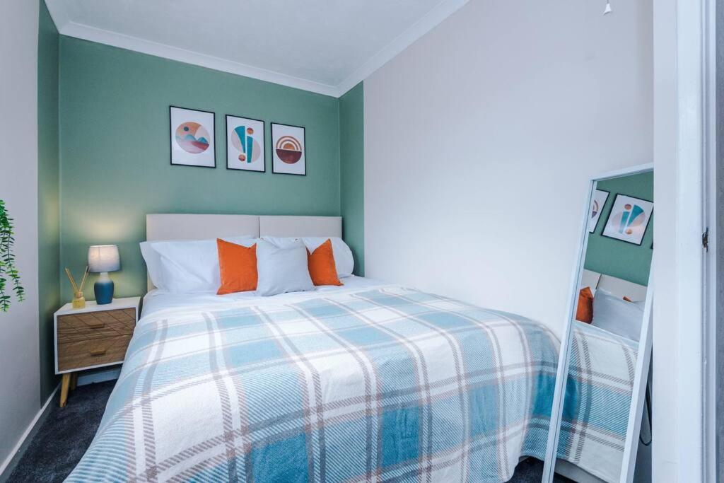 Cheerful 3 Bedroom Home With Parking Near Chester Saughall Екстер'єр фото