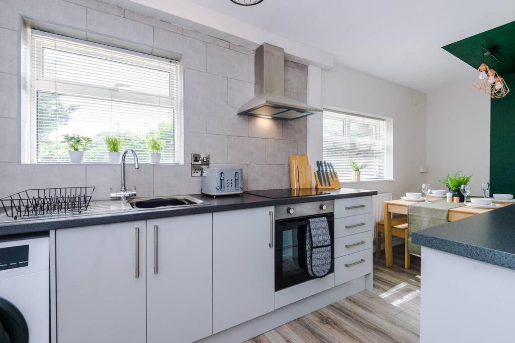 Cheerful 3 Bedroom Home With Parking Near Chester Saughall Екстер'єр фото