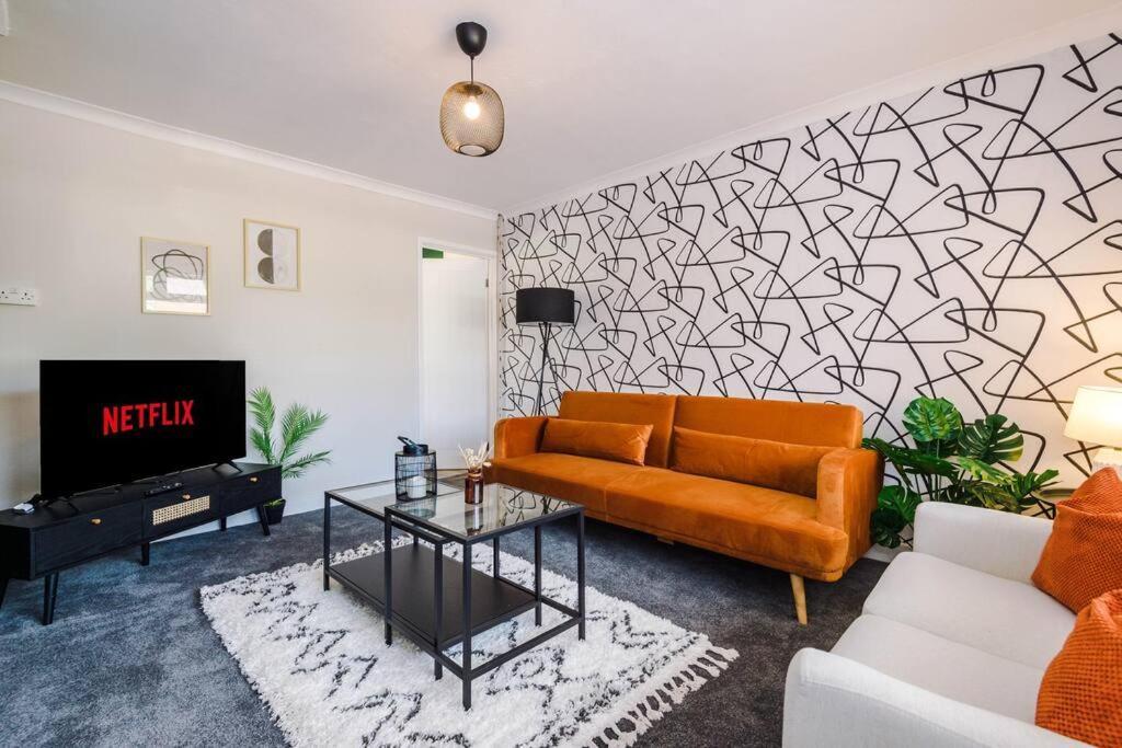 Cheerful 3 Bedroom Home With Parking Near Chester Saughall Екстер'єр фото