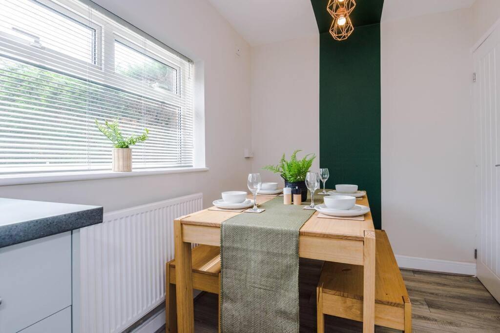 Cheerful 3 Bedroom Home With Parking Near Chester Saughall Екстер'єр фото