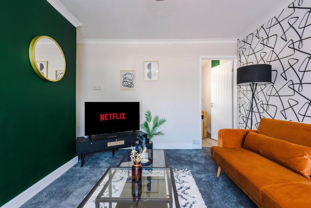 Cheerful 3 Bedroom Home With Parking Near Chester Saughall Екстер'єр фото