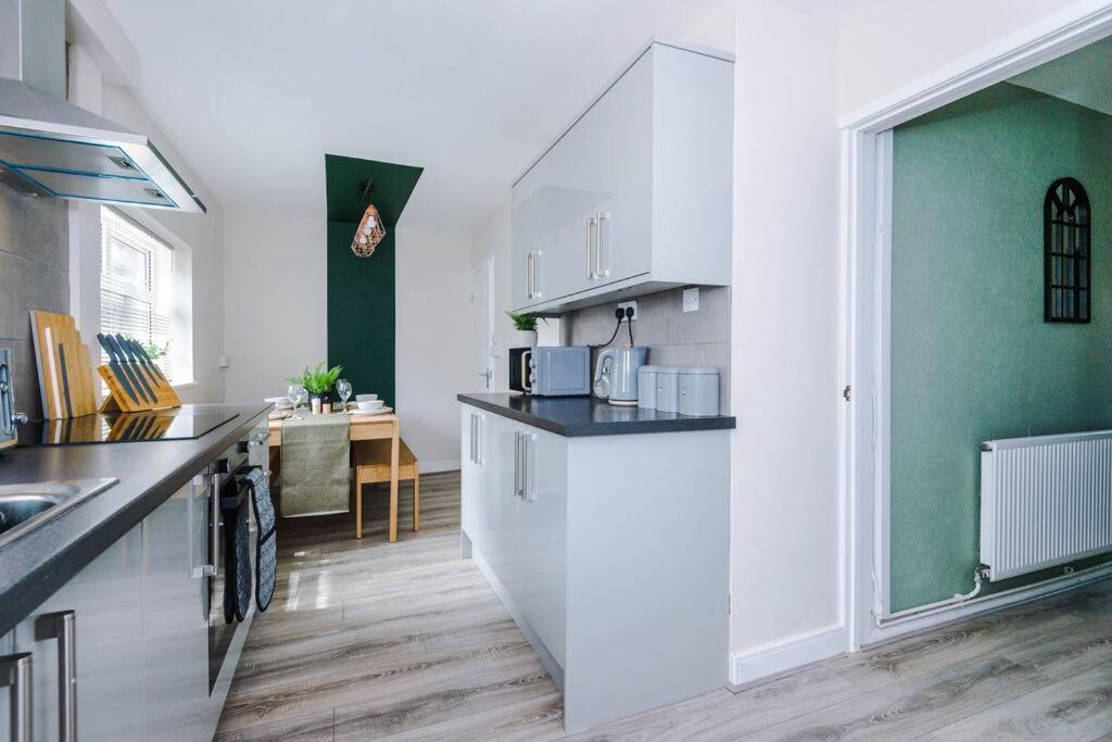 Cheerful 3 Bedroom Home With Parking Near Chester Saughall Екстер'єр фото