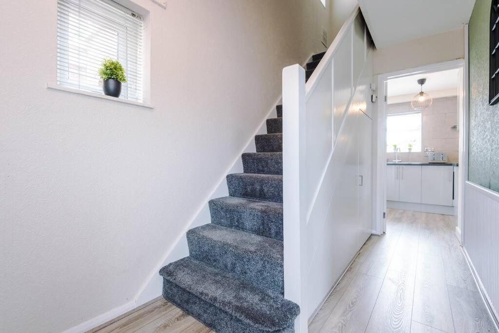 Cheerful 3 Bedroom Home With Parking Near Chester Saughall Екстер'єр фото