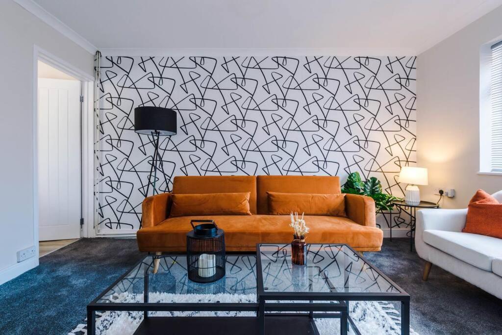 Cheerful 3 Bedroom Home With Parking Near Chester Saughall Екстер'єр фото