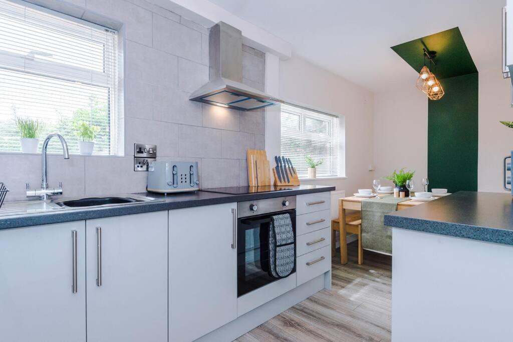Cheerful 3 Bedroom Home With Parking Near Chester Saughall Екстер'єр фото