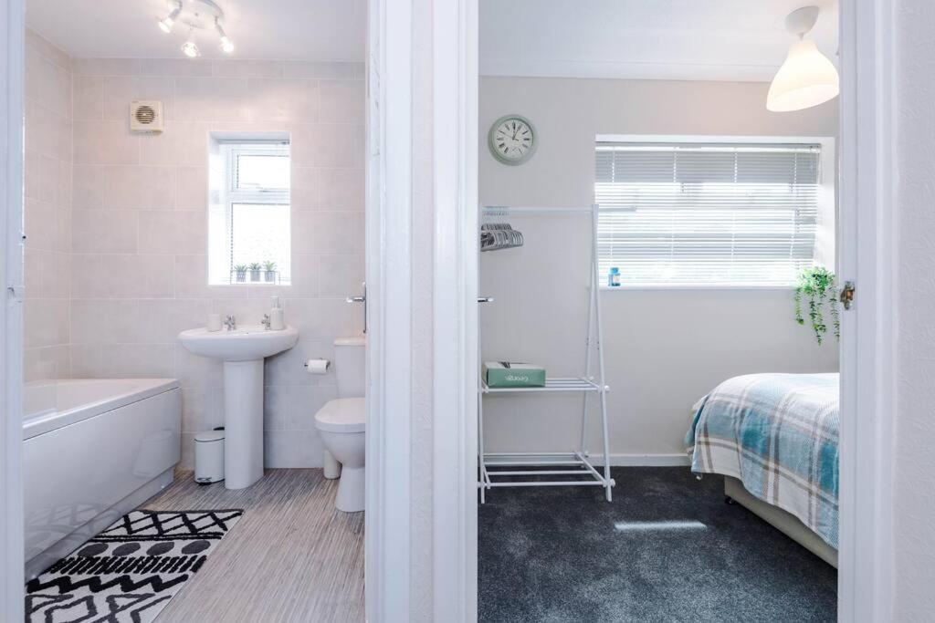 Cheerful 3 Bedroom Home With Parking Near Chester Saughall Екстер'єр фото