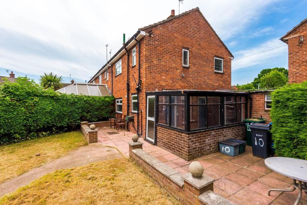Cheerful 3 Bedroom Home With Parking Near Chester Saughall Екстер'єр фото