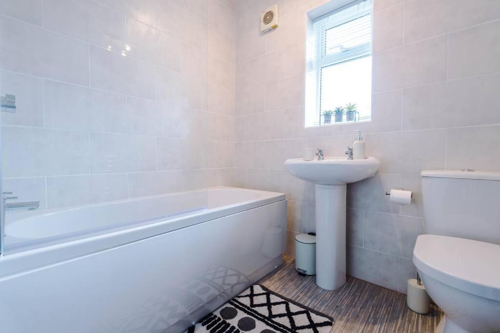 Cheerful 3 Bedroom Home With Parking Near Chester Saughall Екстер'єр фото