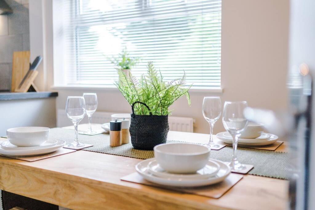 Cheerful 3 Bedroom Home With Parking Near Chester Saughall Екстер'єр фото