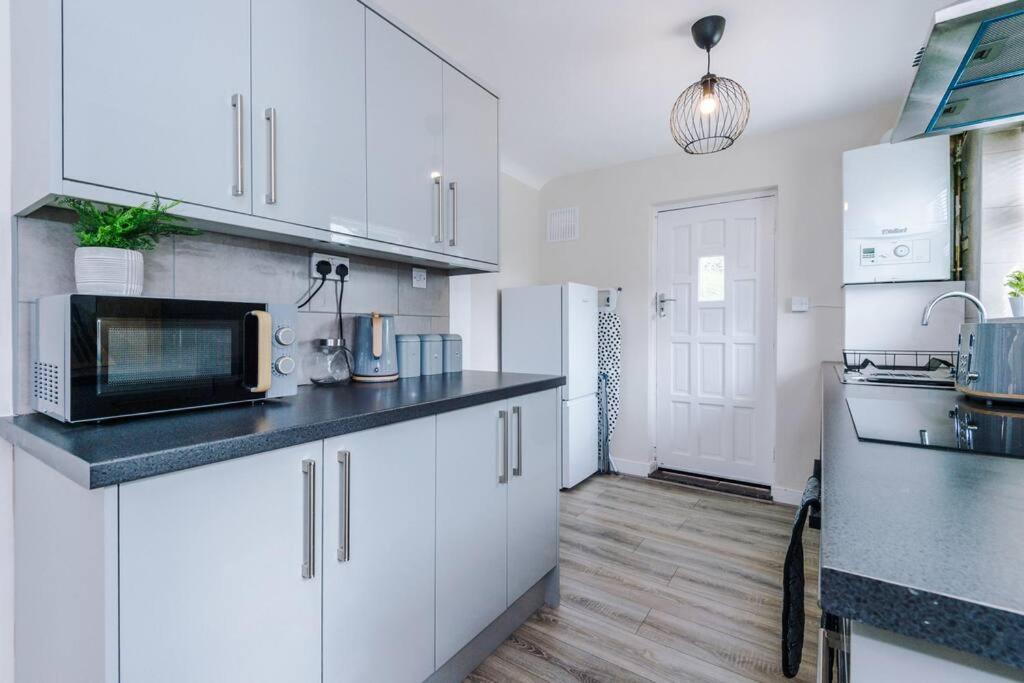 Cheerful 3 Bedroom Home With Parking Near Chester Saughall Екстер'єр фото