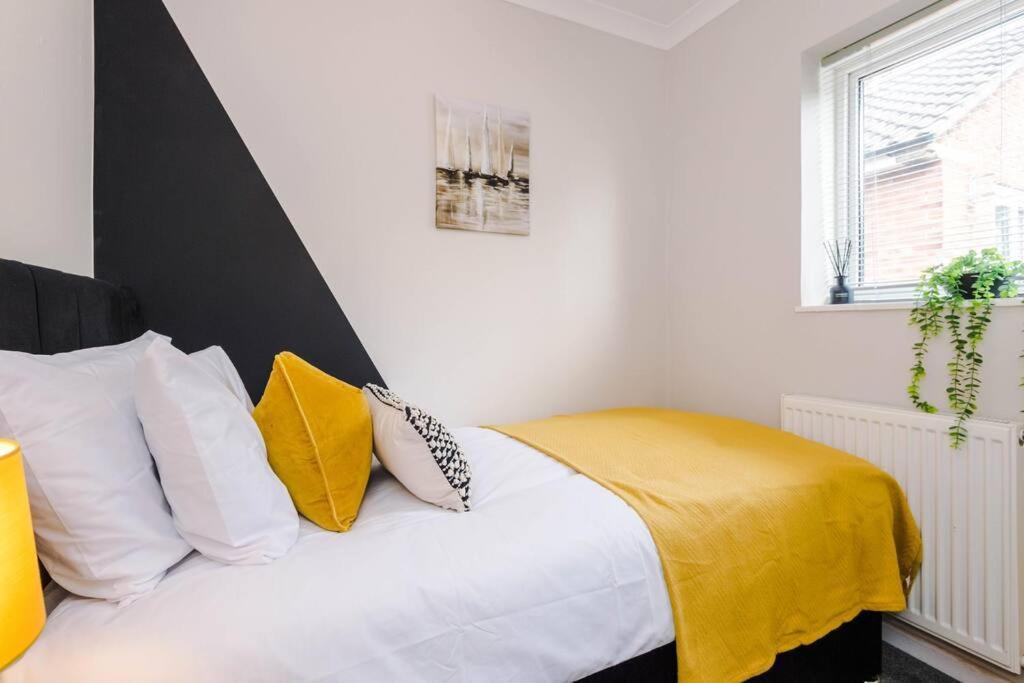 Cheerful 3 Bedroom Home With Parking Near Chester Saughall Екстер'єр фото