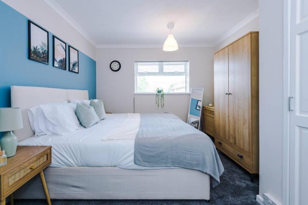 Cheerful 3 Bedroom Home With Parking Near Chester Saughall Екстер'єр фото