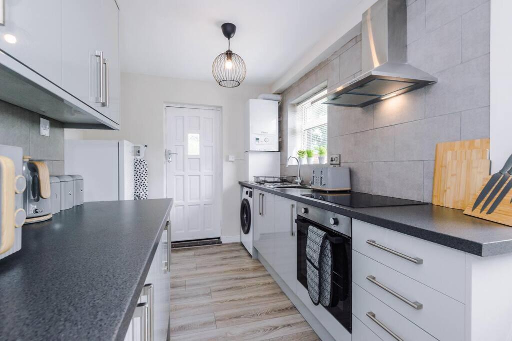 Cheerful 3 Bedroom Home With Parking Near Chester Saughall Екстер'єр фото