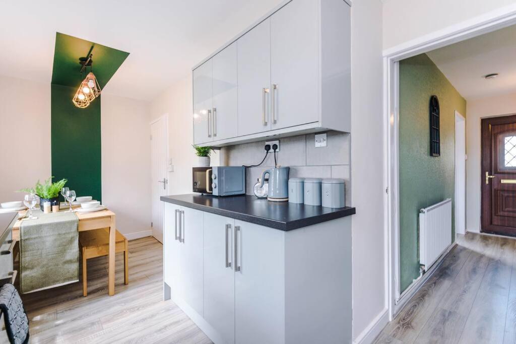 Cheerful 3 Bedroom Home With Parking Near Chester Saughall Екстер'єр фото