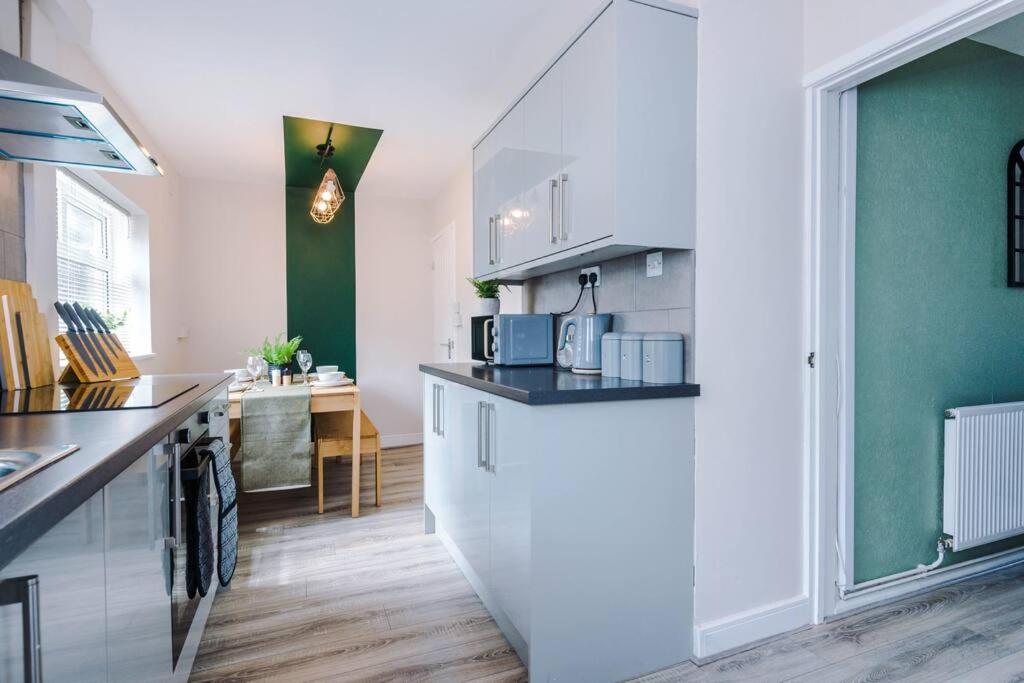 Cheerful 3 Bedroom Home With Parking Near Chester Saughall Екстер'єр фото